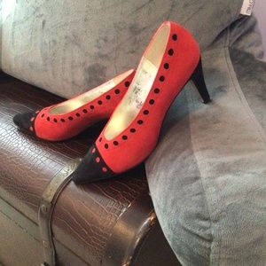 A’MANO ‘by hand’, rust red and black suede 3 1/4” heels, 7N